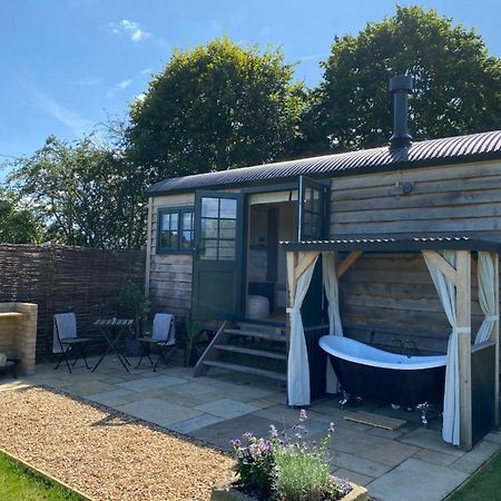 The Rabbit Warren Shepherd Hut Ketton Exterior foto
